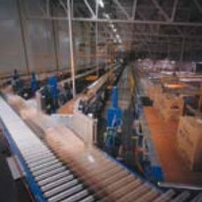conveyor transportation of goods in distribution centre